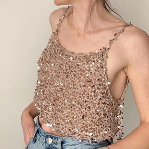 Haut en maille à sequins dorés. Licol dos nu fait main. Haut court festival bohème. Tenue de fête de l'an 2000. Haut d'été scintillant
