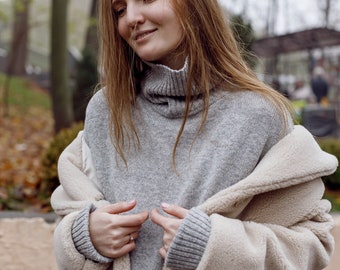 Graue Wolle Langarm Rollkragenpullover. Lässig loose fit einfarbig grau oversized Strickpullover. Grobstrick Pullover