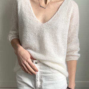 Pull en maille de mohair blanc pour femme. Pull chaud et transparent en alpaga. Pull tricoté main confortable pour femme. Pull transparent en mohair et soie image 2