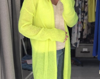 Neon mohair doorzichtig overslagvest. Slouchy alpaca gebreide jas met sjaalkraag. Handgebreid vest van mesh. Opengebreid wollen coconvest.