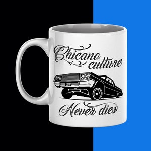K&ouml;nnte beinhalten: Wei&szlig;e Keramik-Kaffeetasse mit einem schwarz-wei&szlig;en Design. Das Design zeigt ein Lowrider-Auto mit dem Text "Chicano culture never dies".