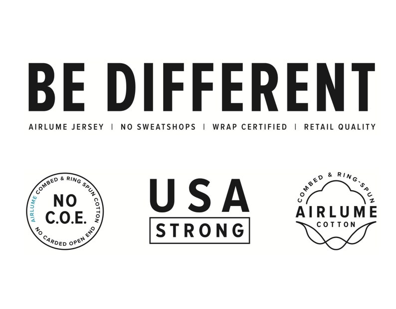 Op de afbeelding: Zwart-wit grafisch ontwerp met de tekst "BE DIFFERENT" en de woorden "Airlume Jersey", "No sweatshops", "Wrap Certified" en "Retail Quality".  Er zijn twee logo's, een met de tekst "USA STRONG" en de andere met de tekst "Airlume Cotton".