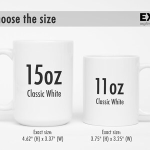 K&ouml;nnte beinhalten: Zwei wei&szlig;e Keramikbecher mit Henkeln. Der gr&ouml;&szlig;ere Becher ist 15oz und der kleinere Becher ist 11oz. Beide Becher sind mit "Classic White" beschriftet. Der gr&ouml;&szlig;ere Becher misst 4,62 Zoll in der H&ouml;he und 3,37 Zoll in der Breite. Der kleinere Becher misst 3,75 Zoll in der H&ouml;he und 3,25 Zoll in der Breite.