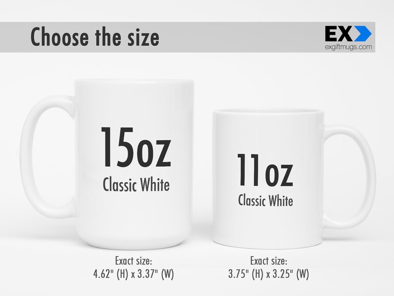 K&ouml;nnte beinhalten: Zwei wei&szlig;e Keramikbecher mit Henkeln. Der gr&ouml;&szlig;ere Becher ist 15oz und der kleinere Becher ist 11oz. Beide Becher sind mit "Classic White" beschriftet. Der gr&ouml;&szlig;ere Becher misst 4,62 Zoll in der H&ouml;he und 3,37 Zoll in der Breite. Der kleinere Becher misst 3,75 Zoll in der H&ouml;he und 3,25 Zoll in der Breite.