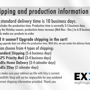 K&ouml;nnte beinhalten: Eine wei&szlig;e Textgrafik auf grauem Hintergrund mit dem Text "Shipping and production information". Der Text erkl&auml;rt, dass die Standardlieferzeit 10 Werktage betr&auml;gt, aber auf schnellere Versandoptionen aktualisiert werden kann. Der Text enth&auml;lt auch den Firmennamen "ExistGifts Shop" und die Website "exgiftmugs.com".