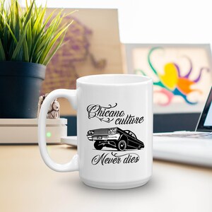 K&ouml;nnte beinhalten: Wei&szlig;e Keramiktasse mit einer Schwarzwei&szlig;illustration eines Lowrider-Autos und dem Text "Chicano culture never dies".
