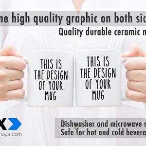 K&ouml;nnte beinhalten: Eine wei&szlig;e Keramiktasse mit schwarzem Text, der auf beiden Seiten "This is the design of your mug" lautet. Die Tasse wird von den H&auml;nden einer Person gehalten. Sp&uuml;lmaschinen- und mikrowellengeeignet. Geeignet f&uuml;r hei&szlig;e und kalte Getr&auml;nke.