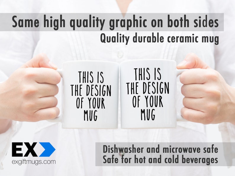 K&ouml;nnte beinhalten: Eine wei&szlig;e Keramiktasse mit schwarzem Text, der auf beiden Seiten "This is the design of your mug" lautet. Die Tasse wird von den H&auml;nden einer Person gehalten. Sp&uuml;lmaschinen- und mikrowellengeeignet. Geeignet f&uuml;r hei&szlig;e und kalte Getr&auml;nke.