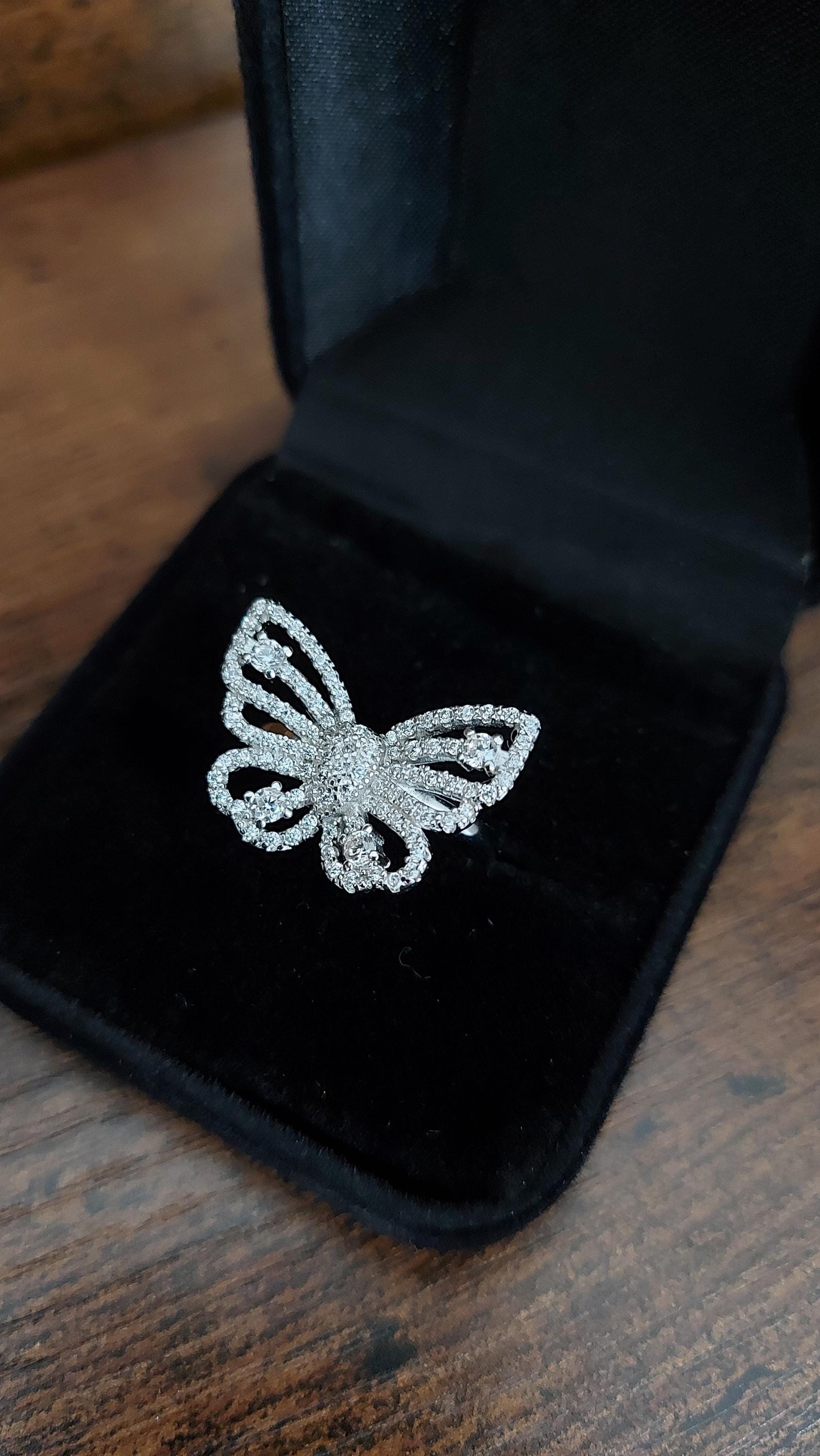 Mariah carey butterfly ring worth deals