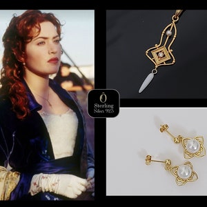 Peut inclure: Un collier pendentif en or avec un diamant et une perle, et une paire de boucles d'oreilles en or avec des perles. Les bijoux sont présentés sur un fond noir et blanc. L'image comprend également une femme portant un collier.