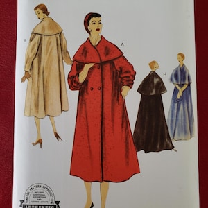 Peut inclure: Patron de couture Vogue Patterns avec illustrations de manteaux et capes vintage. Le patron comprend un manteau rouge croisé, un manteau beige, une cape noire et une cape bleue. Réédition de 1955.