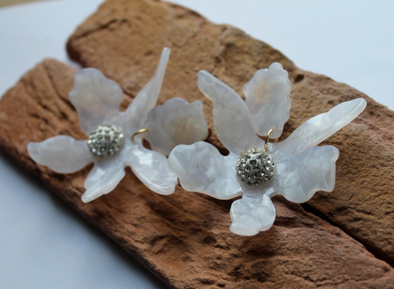 Acetate Flower drop earrings.Lily big clip on earrings.Statement wedding bridal acrylic.Floral white earrings.Chunky dangle ineaargs