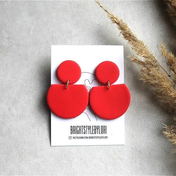 Boucles d'oreilles en pâte polymère. Créoles rouges. Design minimaliste moderne. Cadeaux tendance pour elle. Fait main.