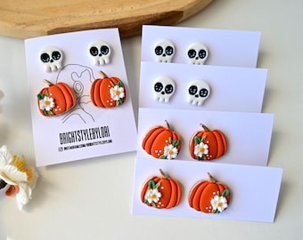 Halloween oorbellen van polymeerklei / Pompoen / Schedel Kleine oorstekers van klei / Opvallende minimalistische oorbellen voor de herfst | handgemaakt cadeau