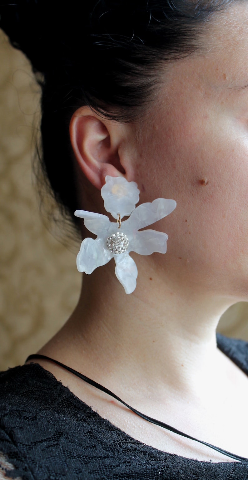 Acetate Flower drop earrings.Lily big clip on earrings.Statement wedding bridal acrylic.Floral white earrings.Chunky dangle ineaargs