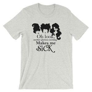 Puede incluir: Una camiseta gris con una silueta negra de tres brujas y el texto "Oh look, another glorious morning. Makes me SICK."
