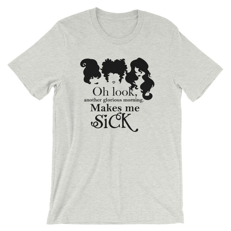 Puede incluir: Una camiseta gris con una silueta negra de tres brujas y el texto "Oh look, another glorious morning. Makes me SICK."
