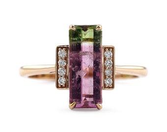 Anello solitario con tormalina color anguria e diamanti, in oro massiccio 18 carati. Misura anello: 8.5 US. Disponibile (spedizione il giorno successivo).