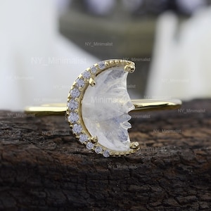 Anillo con rostro de piedra lunar: Luna creciente de diamantes en oro de 14 quilates, joyería Art Déco.