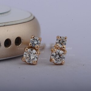 Aretes de oro amarillo macizo de 14 quilates con diamantes auténticos de talla redonda de NY Minimalist / Aretes con piedra de nacimiento de abril / Regalo de graduación para ella