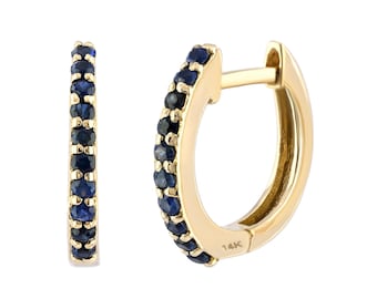 Pendientes de aro pequeños de oro amarillo de 14 quilates con zafiro azul: joyería minimalista y delicada.