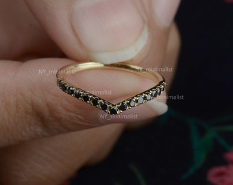 Anello a chevron con diamanti neri: fede nuziale in oro giallo 14 carati