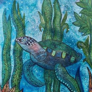 Puede incluir: Pintura a la acuarela de una tortuga marina nadando en un océano azul con algas verdes. La tortuga tiene un caparazón y aletas estampadas. La obra está firmada "marina" en la esquina inferior derecha.