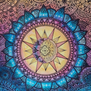 Puede incluir: Un mandala vibrante, pintado a mano, con patrones intrincados y un diseño de sol y luna. La obra de arte presenta un degradado de colores, incluyendo amarillo, naranja, rosa, azul y morado. El elemento central sol-luna está rodeado de diseños circulares detallados.