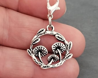 Lovely toadstool circle zip pull, silver coloured metal, mushroom,clip, fungus, fungal, bracelet, handbag, jacket, purse, wonderland, tlou