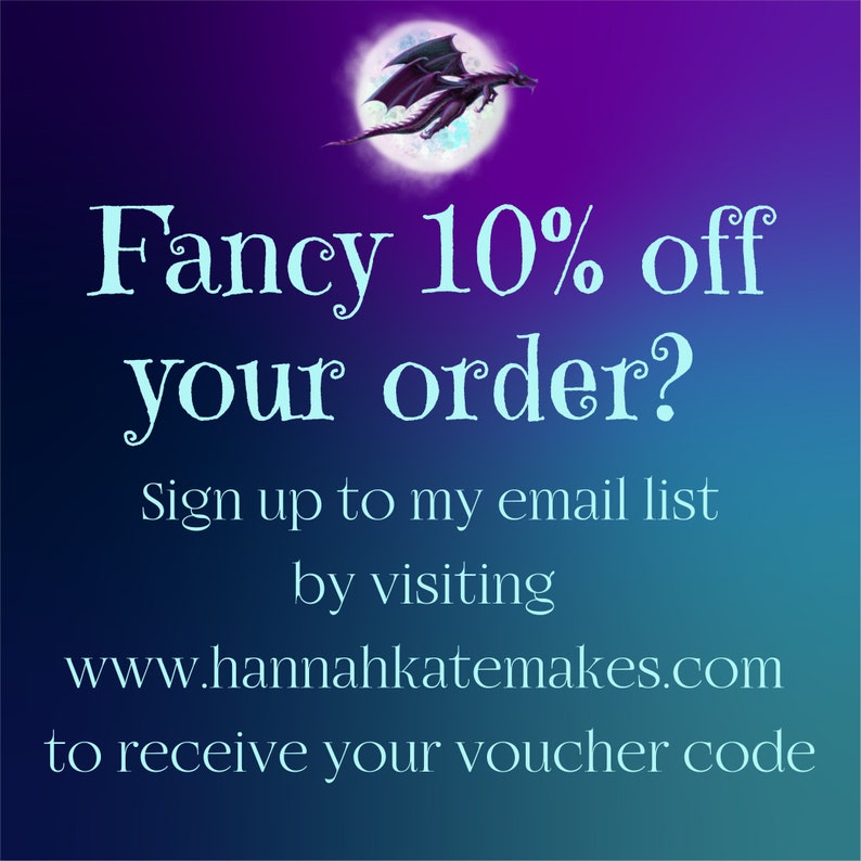 Op de afbeelding: Een paarse en blauwe gradi&euml;ntachtergrond met een witte maan en een zwarte draak die er voor vliegt. De tekst "Fancy 10% off your order? Sign up to my email list by visiting www.hannahkatemakes.com to receive your voucher code" is in wit geschreven.