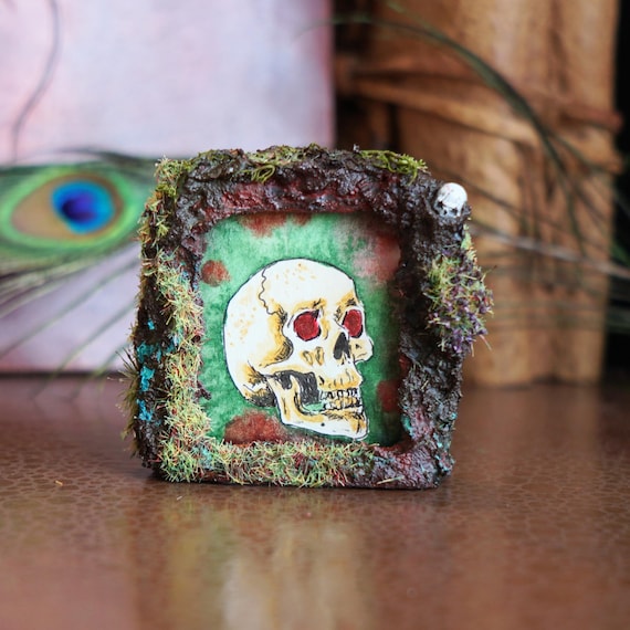 Skull Miniature - Bob - Tiny Art Frame Familiar - Shimmering Illustration