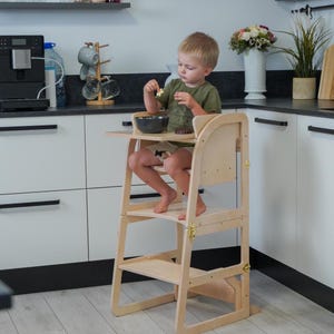 Kinderhochstuhl & Kleinkindturm aus Holz - Küchenhocker / Hocker, der in einen Kinderschreibtisch umgewandelt wird
