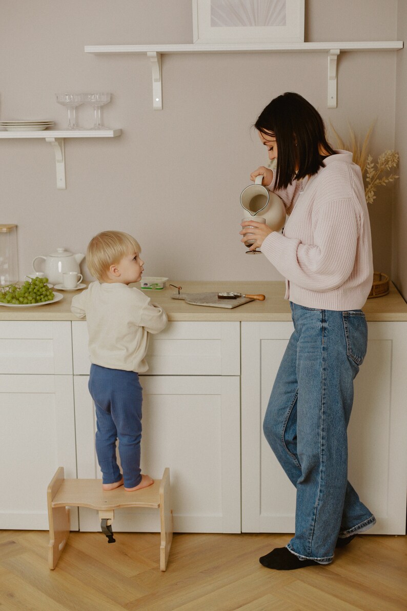 3 in 1 Kitchen Tower : High chair, step stool, kids desk. image 6