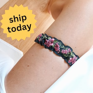 Bloemen bruiloft kousenband voor de bruid. Vrijgezellenfeest cadeau. Bruidslingerie