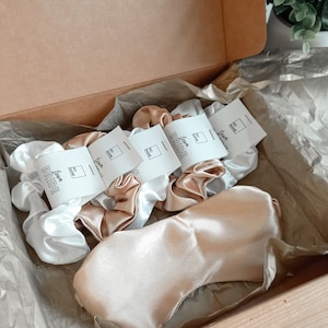 Vrijgezellenfeestcadeau voor bruidsmeisjes. Zijden scrunchies, zijden slaapmasker, bruid om cadeau te doen, teambruid