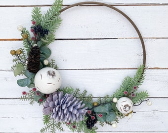 Christmas Spruce Wreath: Aspen Bark, Pinecone & Holly Berry Decor