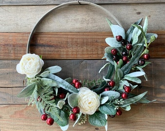 Weihnachtskranz, Winterkranz, rote Holly Beeren, Fensterkranz, Haustürdekor, Bauernhaus Urlaub Innenwandkranz, weiße Blumen