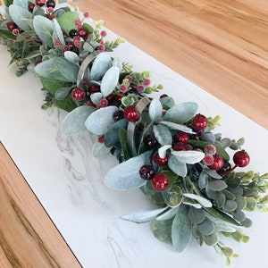 Centro de mesa de Natal, decoração de mesa longa, bagas de azevinho vermelho fosco, folhagens de orelha de cordeiro de eucalipto, decoração de mesa de centro para lareira
