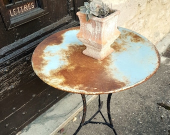 Ancienne table de bistrot ou de jardin des années 1900, terrasse, table d'appoint d'Albi dans le sud-ouest de la France - magnifique patine !