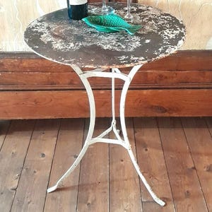 アンティークフレンチビストロテーブル：1900年代のガーデンデコレーションを復元