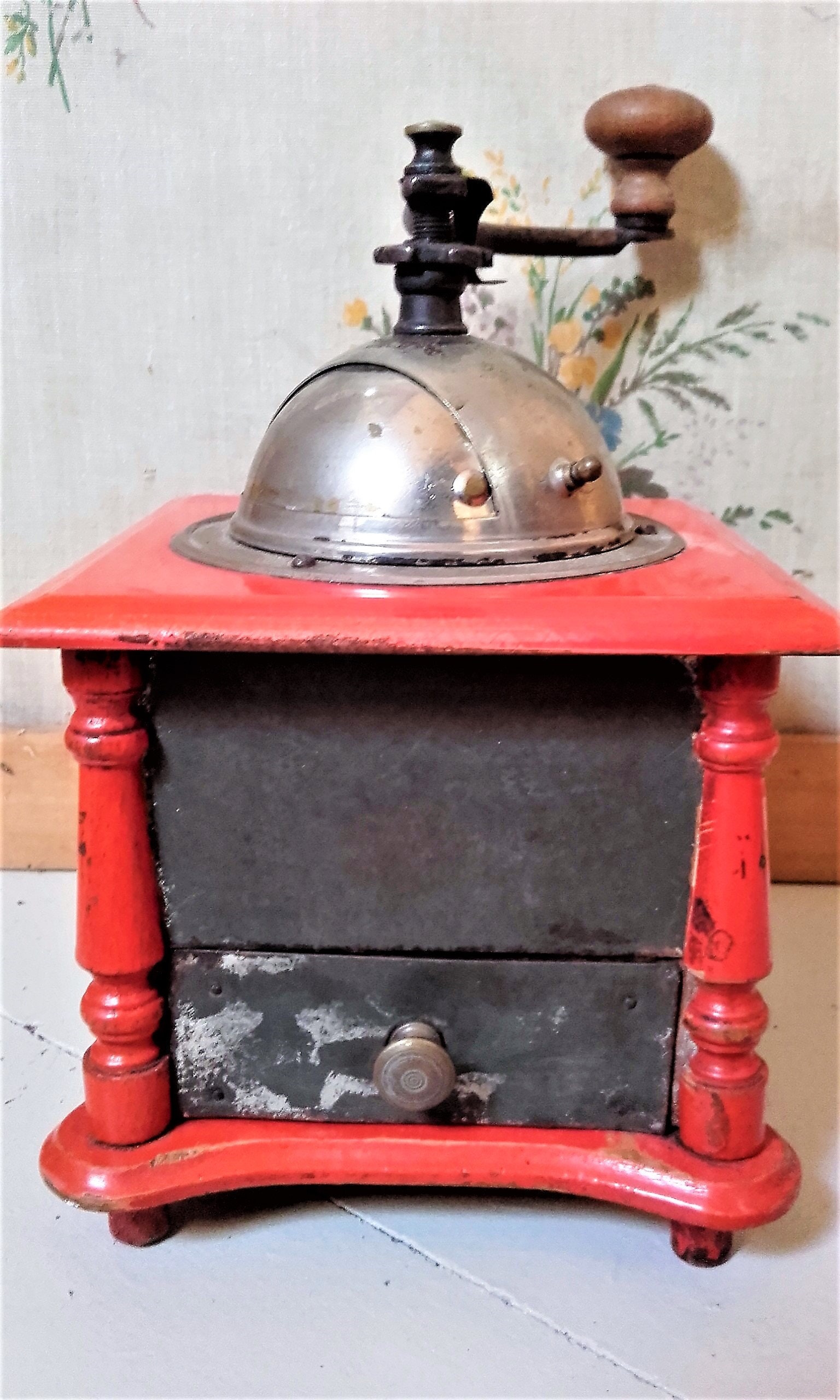 Moulin à Café Français Antique avec Grande Poignée de Meulage - Détails Inhabituels, Couleur et Fini