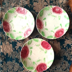 Französisches antikes SET mit 3 X MAJOLIKA Dessert- oder Käseteller Majolika Rosenblüte und Blattdekor, seltenes Barbotine-Set 1900er Jahre