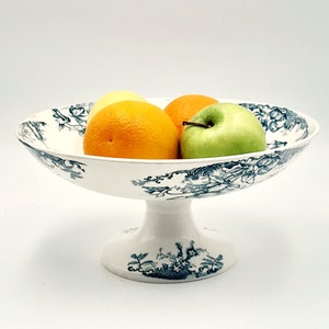 Soporte para pasteles de pedestal Transferware azul antiguo francés. Puesto de magdalenas. Plato de frutas, centro de mesa. Decoración de mesa. Antigüedades francesas. Habitación central.