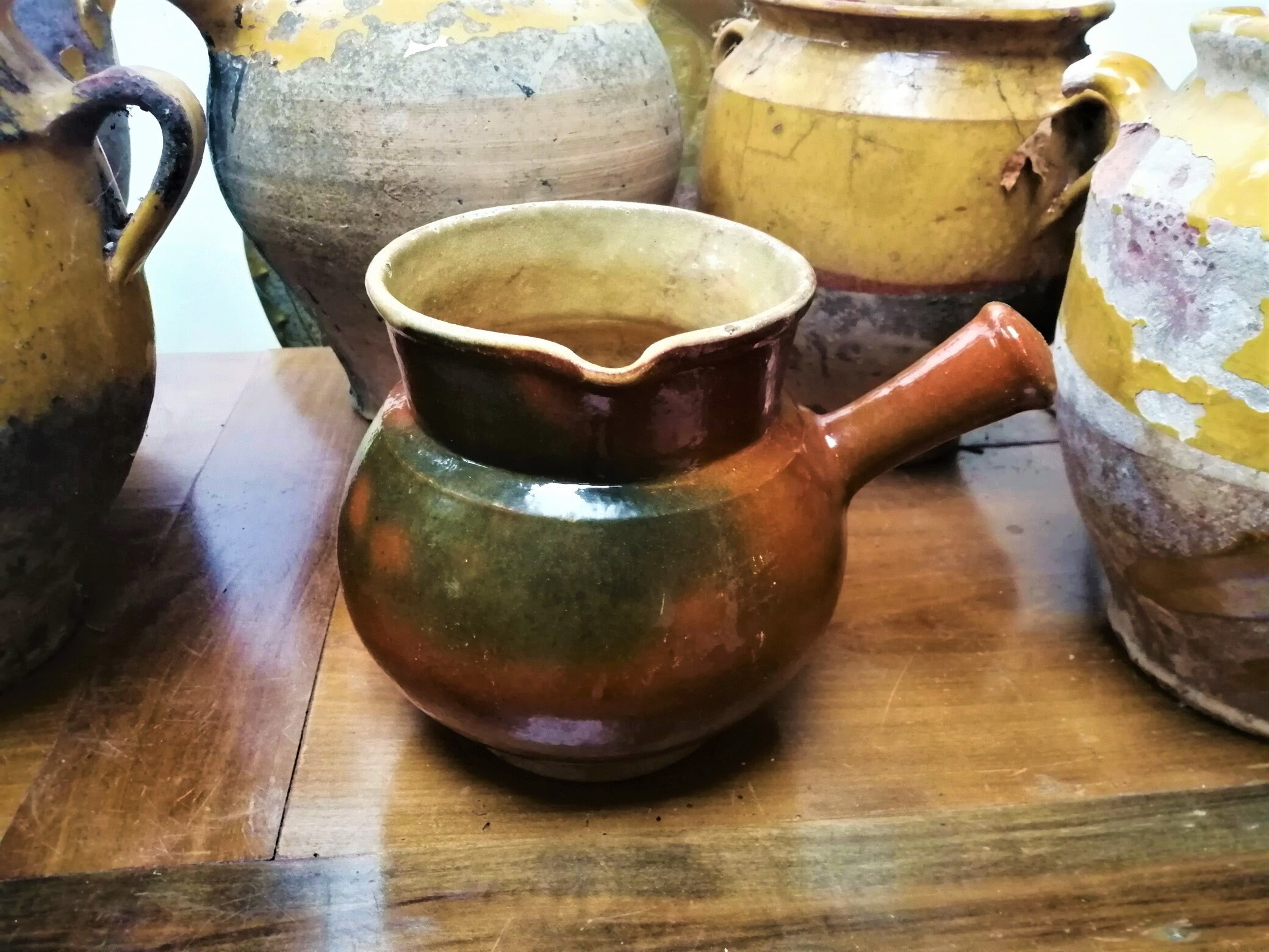 Antique Français Glazed Terra Cotta Jug avec Poignée, Poterie Français, Pot Glace Jaune à L'intérieu