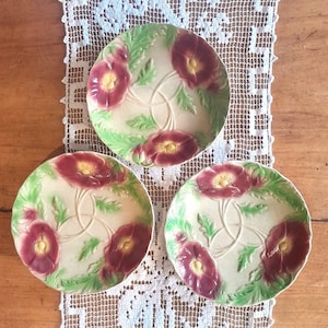 Französisches antikes SET mit 3 X MAJOLICA Tellern Dessert oder Käse Majolica Blumen- und Blattdekor, seltenes Barbotine-Set 1900er Jahre