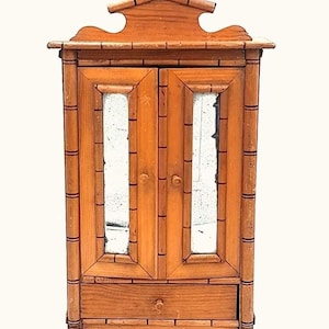 ARMOIRE DE POUPÉE ANCIENNE en bois façon Bambou vernis