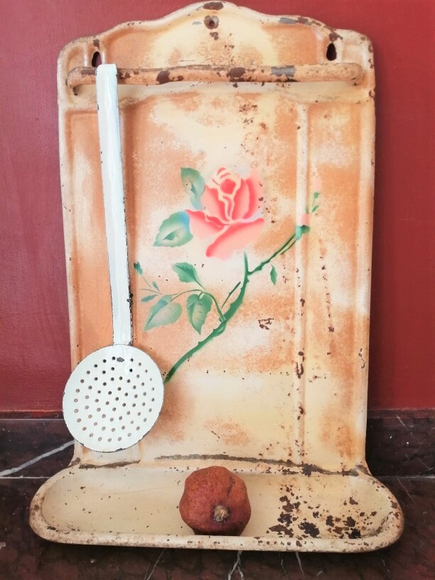 Vintage French Goutte à Plateau Porte Ustensile Émaillé Fleur Rose Vintage Années 1930 Français Kitc