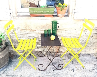 Sillas plegables de estilo bistró francés antiguo: conjunto de jardín de madera y metal.