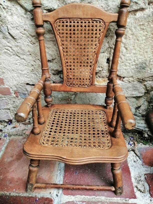 Chaise de Bébé ou Poupée Française Antique - Début Des Années 1900, Bois Tourné et Rotin Tissé, Fini