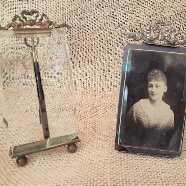 Deux anciens cadres photo Napoléon III en laiton et verre biseauté - un joli cadeau nostalgique, un présentoir ou un accessoire de séance photo PRIX POUR 2